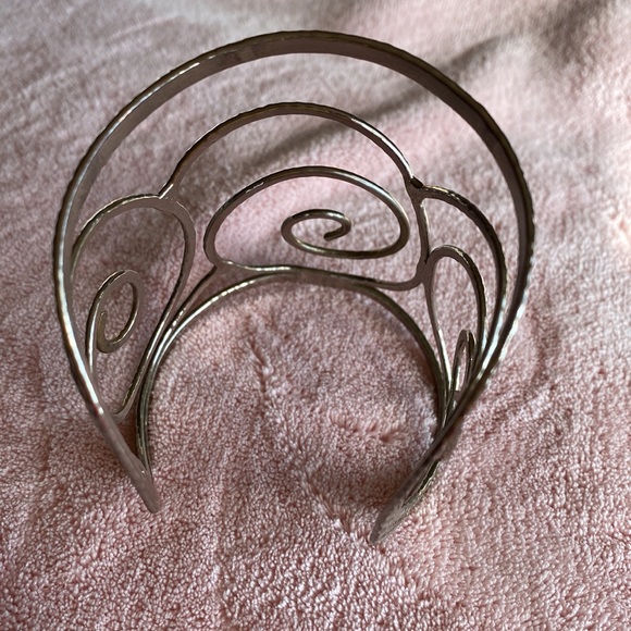 HAMMERED DESIGN CUFF BRACELET - Picture 3 of 6